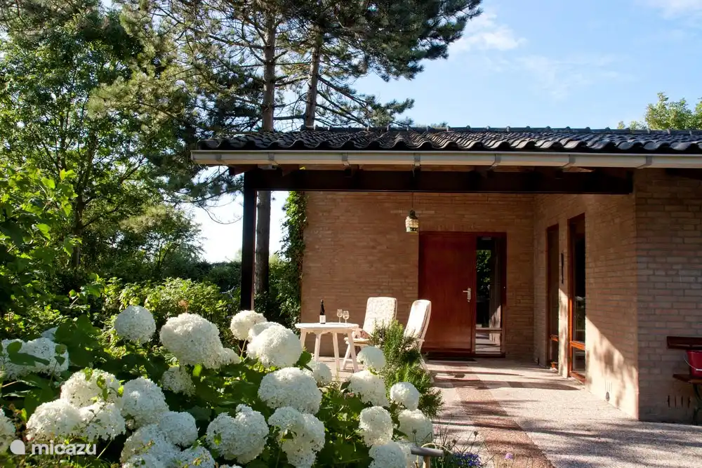 Terrasse unter Schutz an der Haustür