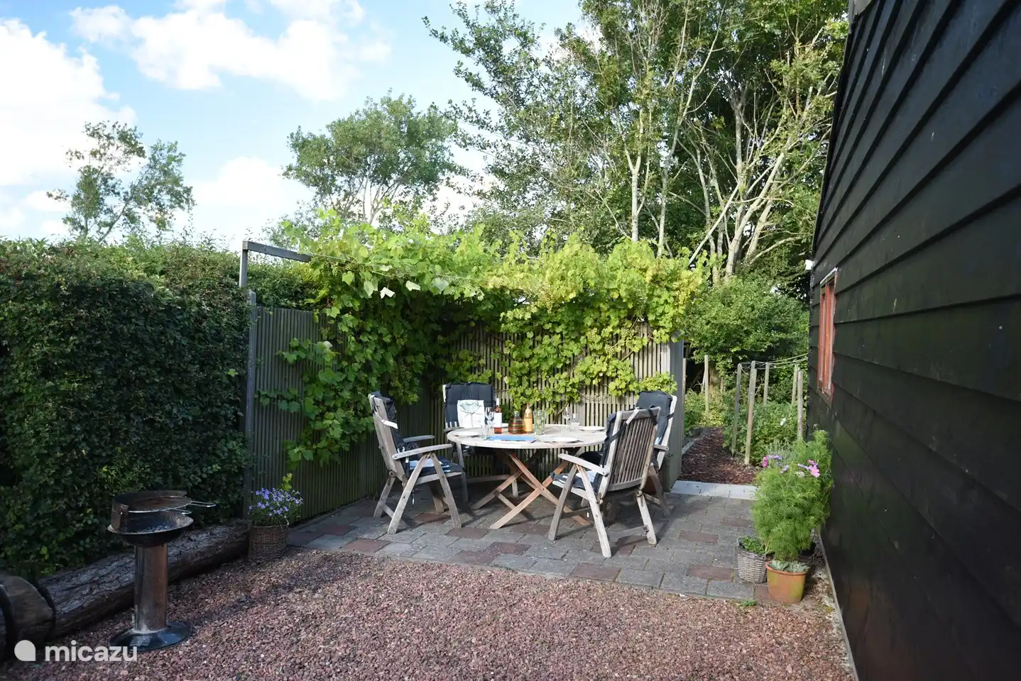 Terrasse auf der Rückseite des Hauses