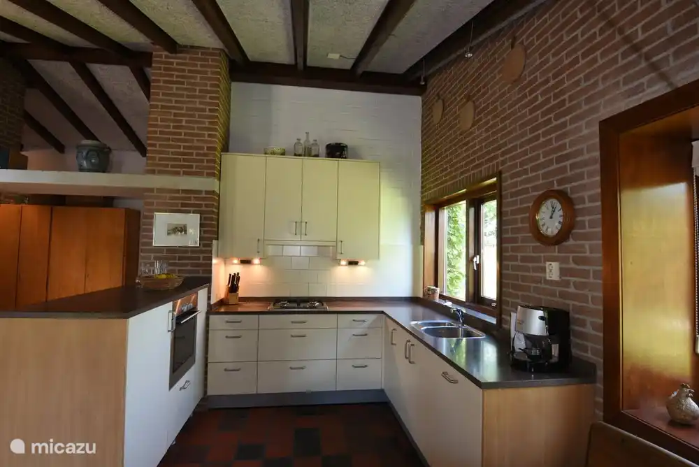 Offene Küche mit Backofen, Geschirrspüler usw.