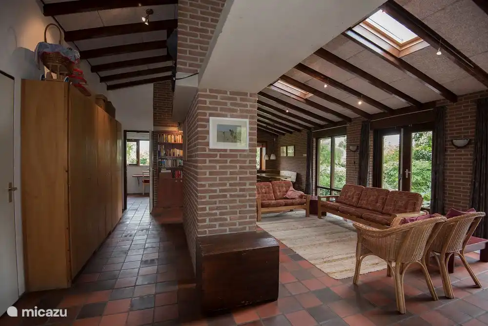 Wohnzimmer mit Blick auf Schlafzimmer und Küche