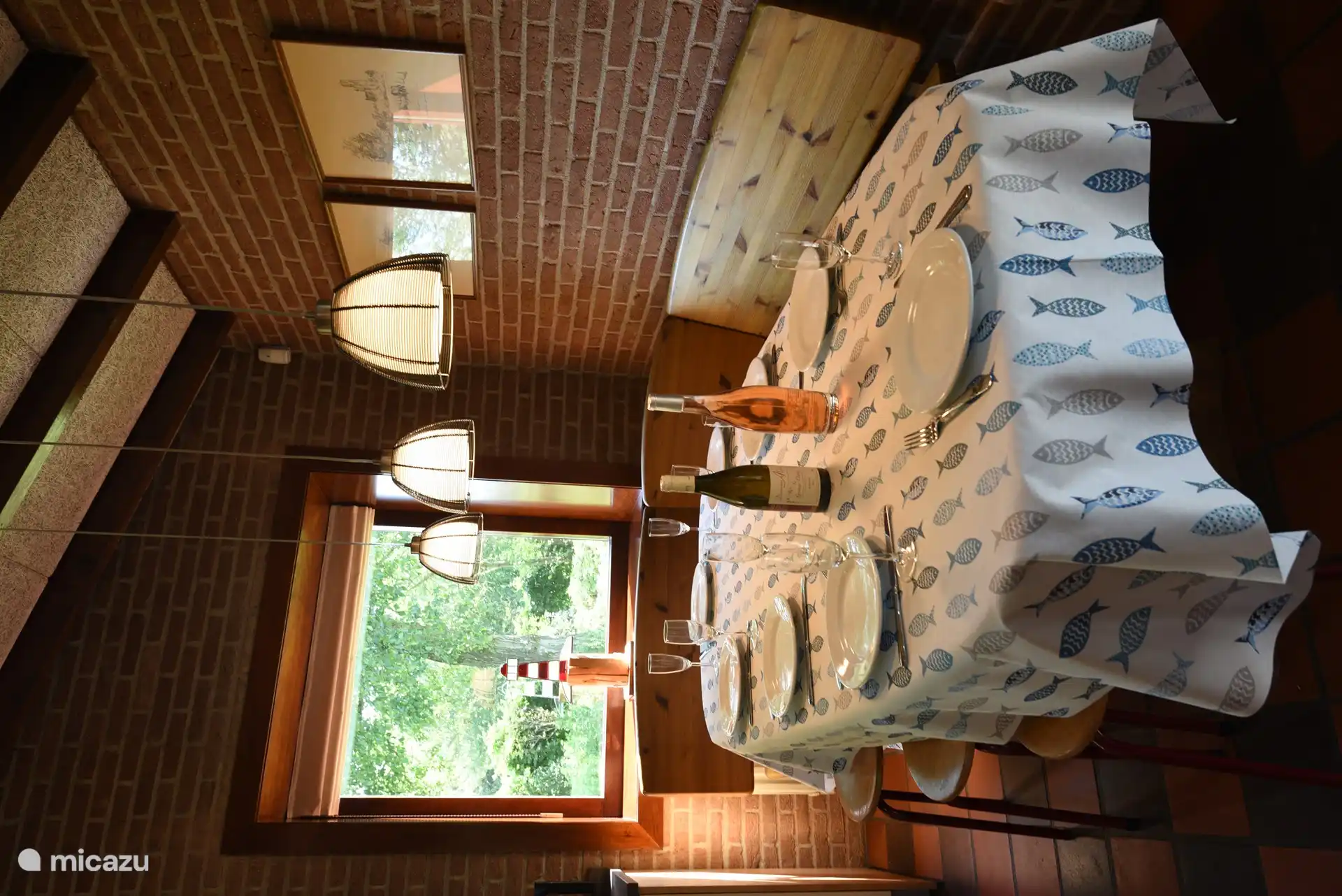 Essbereich mit Blick auf den Garten