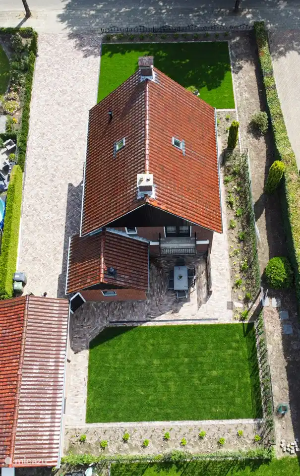 Großer Garten, Terrasse und private Garage für Fahrräder und E-Bikes. Privater Parkplatz.