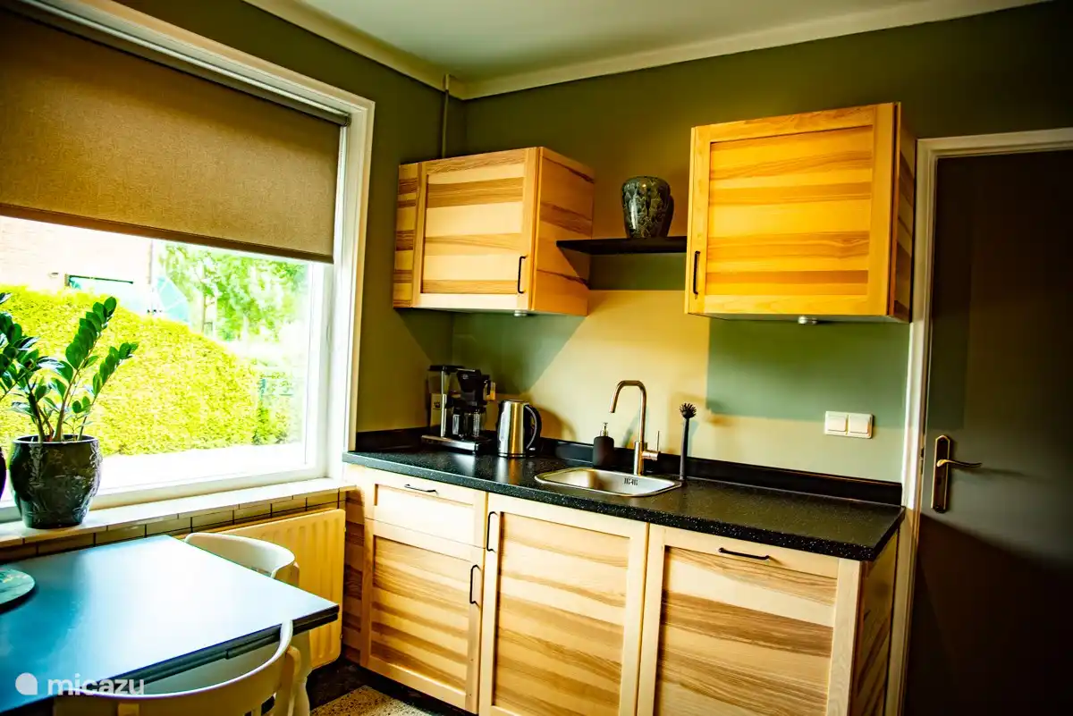 Küche mit Backofen, Geschirrspüler, Kaffeemaschine, Wasserkocher