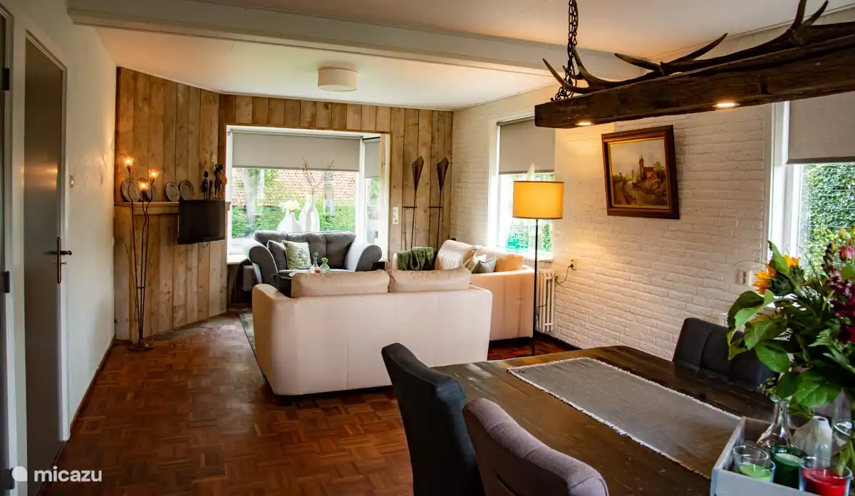 Wohnzimmer vom Esstisch aus gesehen