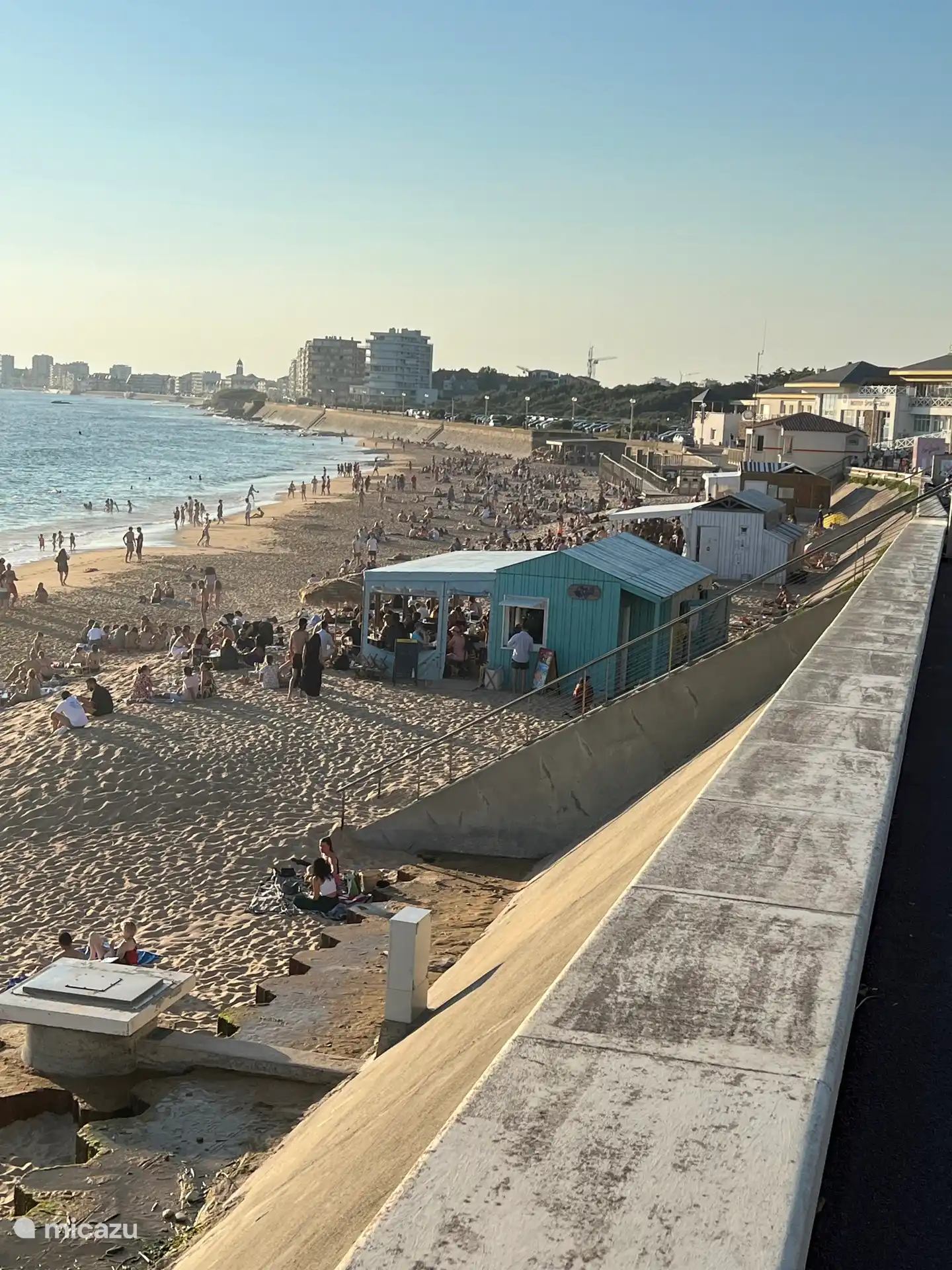 Acogedora tarde de verano en la pequeña playa