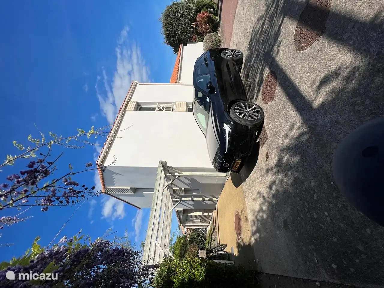 Er is plaats om te parkeren bij het huis