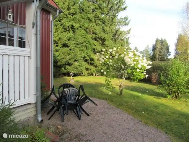 Wandelen, Zweden, Värmland, Munkfors, villa Vakantievilla Zweden Een stukje van de tuin aan de rechterkant van het huis.