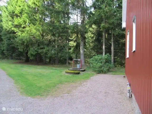Wandelen, Zweden, Värmland, Munkfors, villa Vakantievilla Zweden Een stukje van de tuin aan de linkerkant van het huis.