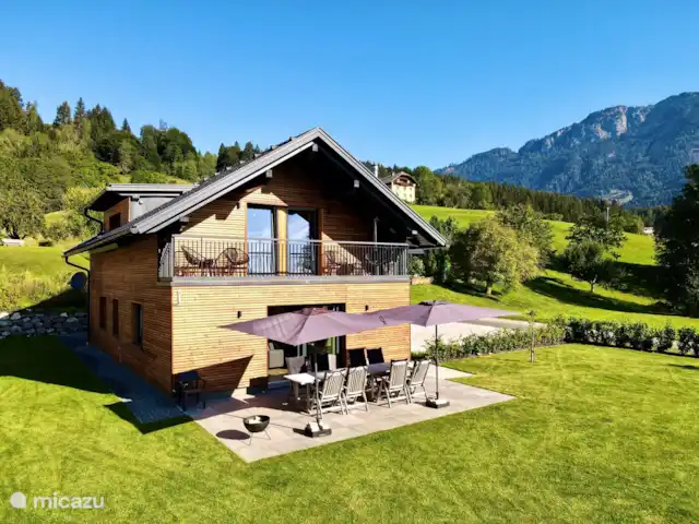 Chalet de luxe Mauthner Alm | Autriche, Carinthie, Kötschach-Mauthen - chalet Propriété en été. Le grand jardin clôturé est entièrement à usage privé.