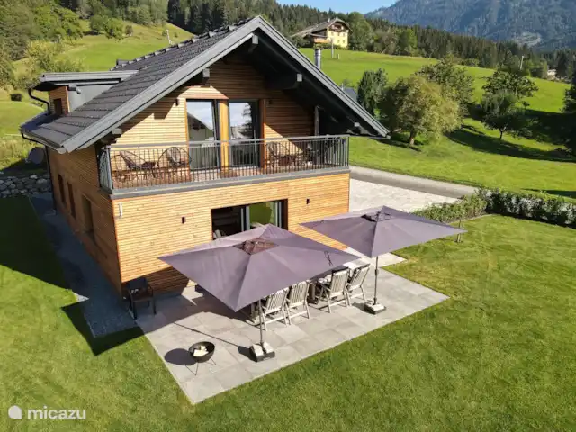 Chalet de luxe Mauthner Alm | Autriche, Carinthie, Kötschach-Mauthen - chalet Propriété en été. Le grand jardin clôturé est entièrement à usage privé.