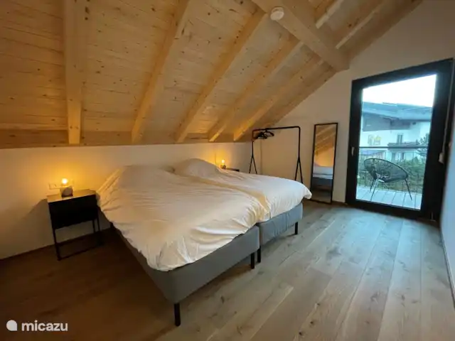 Chalet de luxe Mauthner Alm | Autriche, Carinthie, Kötschach-Mauthen - chalet Chambre pour 2 personnes avec balcon. Les chambres à l’avant sont équipées de la climatisation.