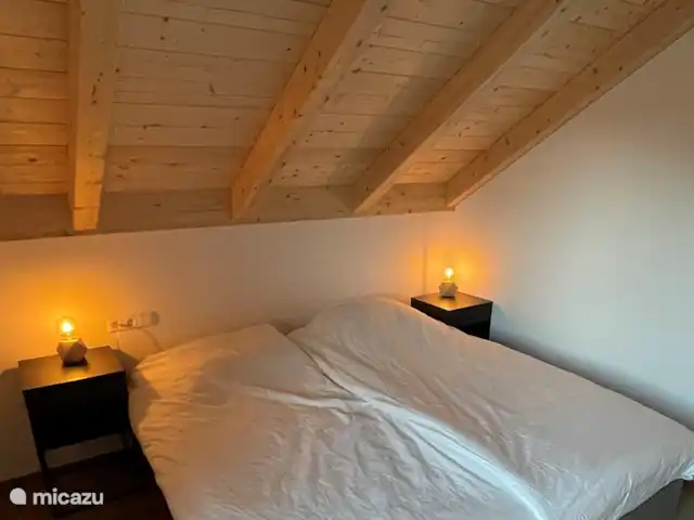 Chalet de luxe Mauthner Alm | Autriche, Carinthie, Kötschach-Mauthen - chalet Chambre pour 2 personnes avec balcon. Les chambres à l’avant sont équipées de la climatisation.
