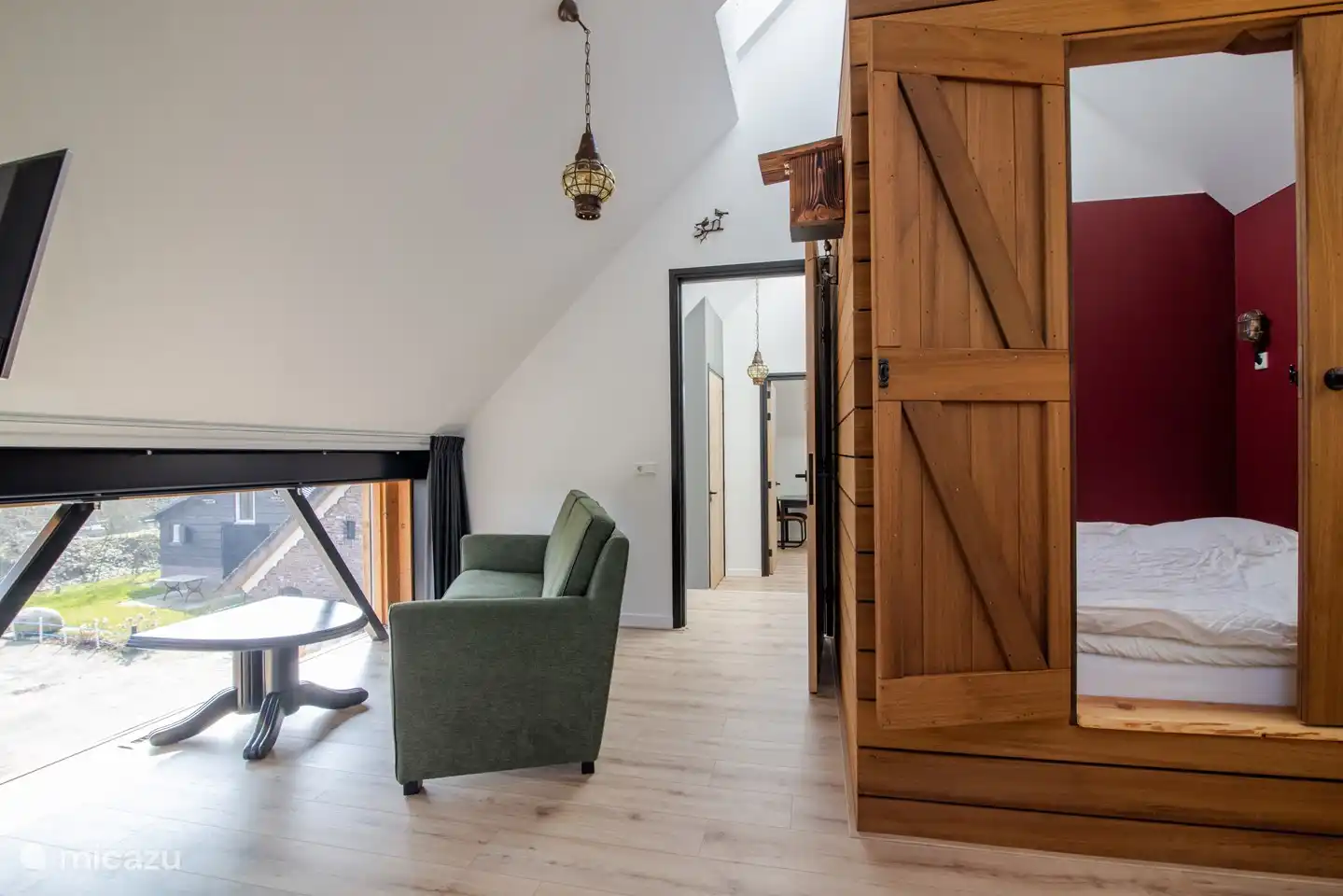 slaapkamer met bedstee op verdieping 