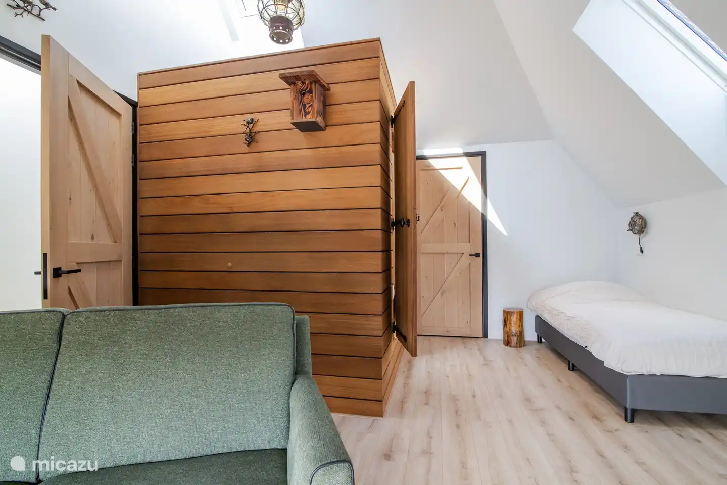 slaapkamer met bedstee op verdieping