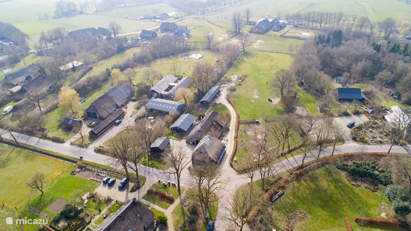 luchtfoto vakantiehuis en directe omgeving