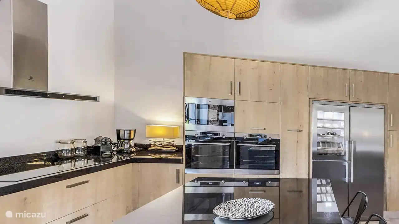 Villa Cocheira Beach Villa - Wohnen - Sofa - Küche - Kochinsel - Weinkühlschrank