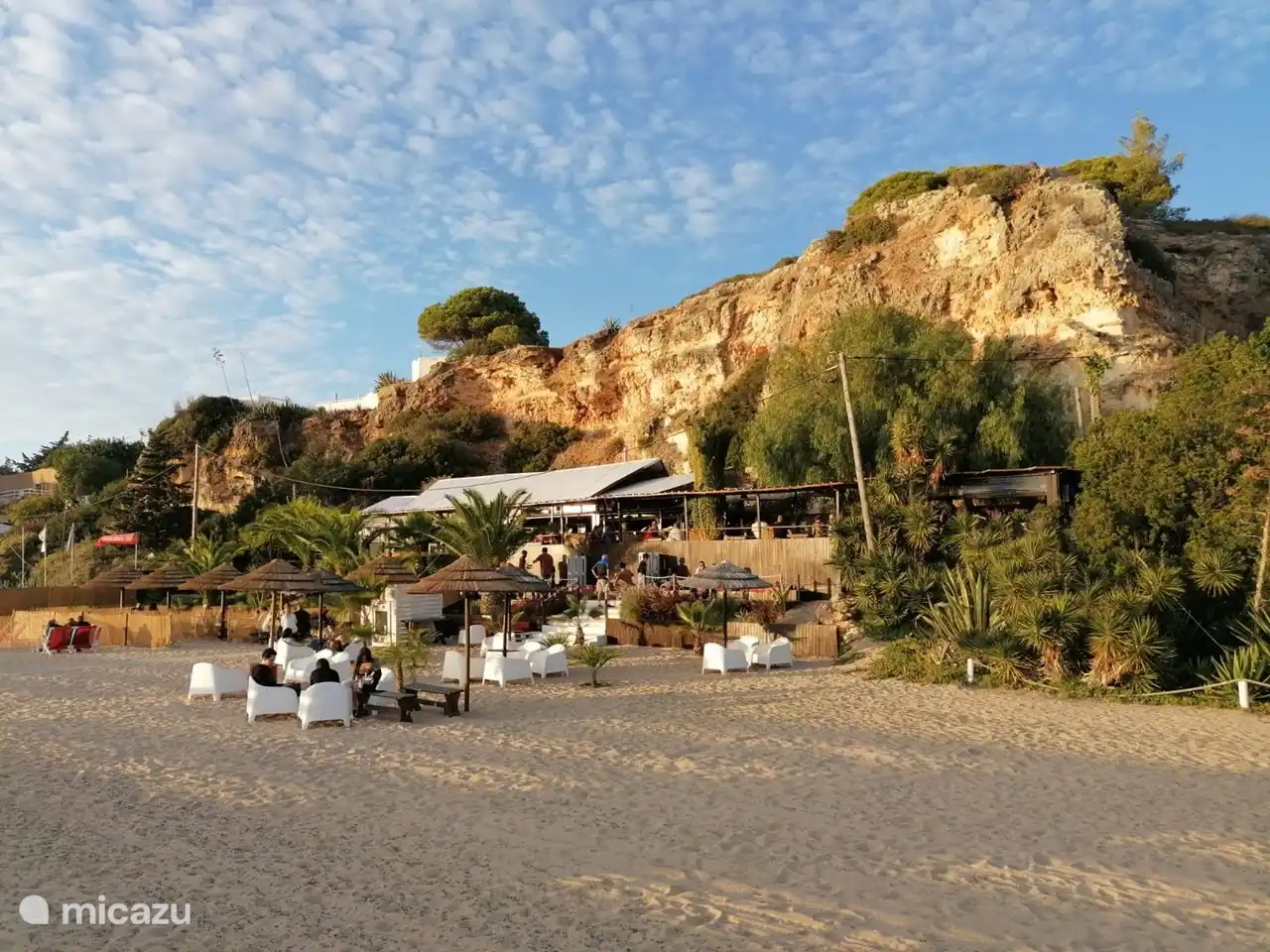 Nau Beach Club am Praia Grande in Ferragudo - Sonntagabend Live-Musik, Sushi, Strandbar - Nur wenige Gehminuten vom Villa Cocheira Beach House entfernt