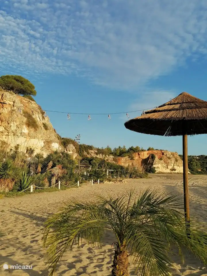 Kalu Beach Bar am Praia Grande in Ferragudo - Nur wenige Gehminuten vom Villa Cocheira Beach House entfernt