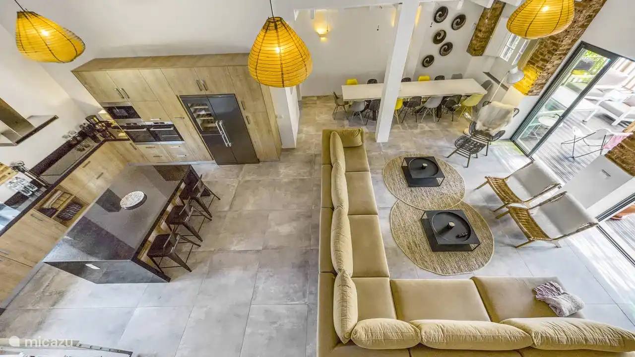 Villa Cocheira Beach Villa - Geräumiges Wohnzimmer von oben - Küche, Kochinsel, Weinkühlschrank, Esstisch 16 Personen, Sofa, Lounge