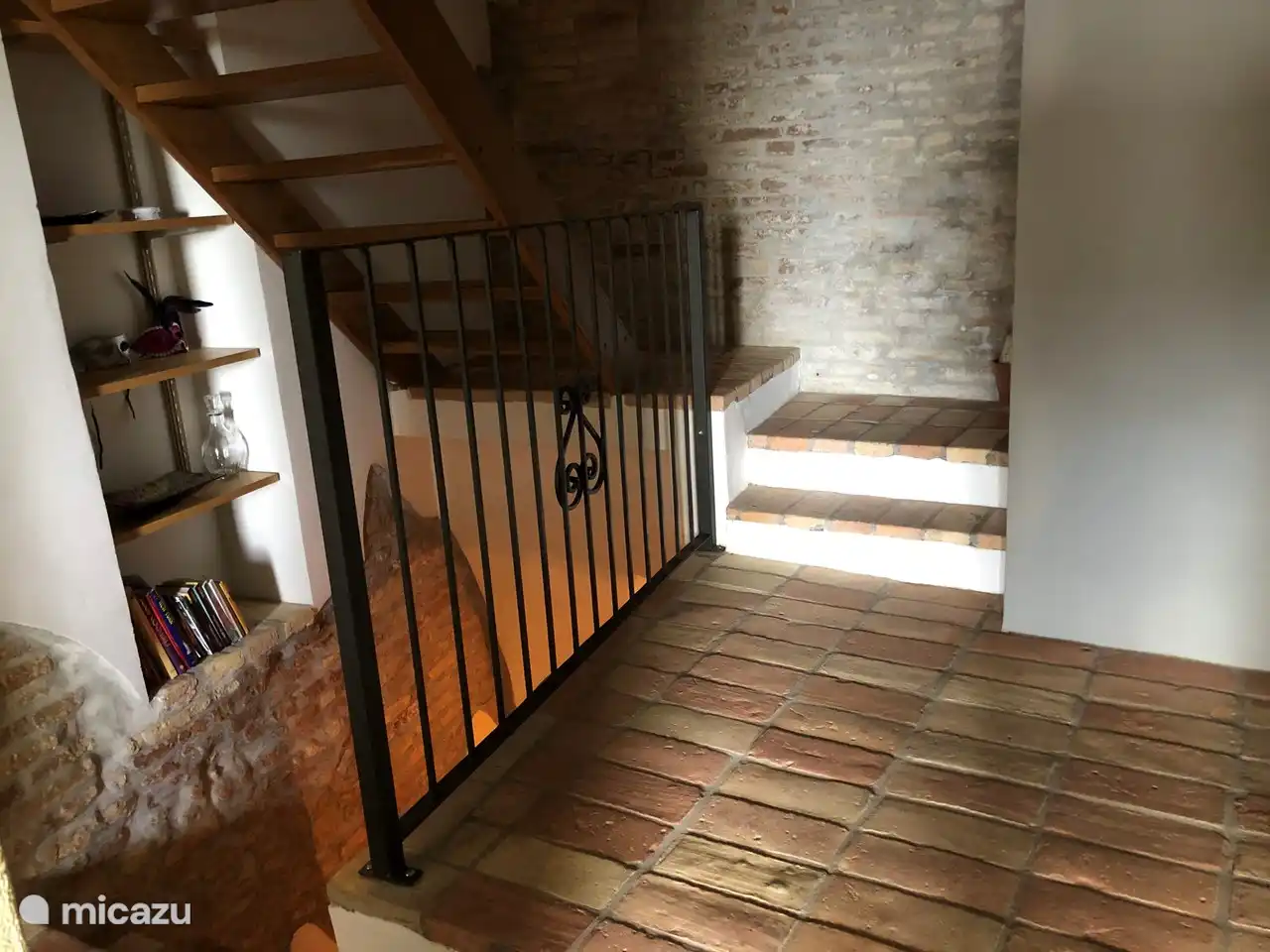 die Treppe zum ersten Stock