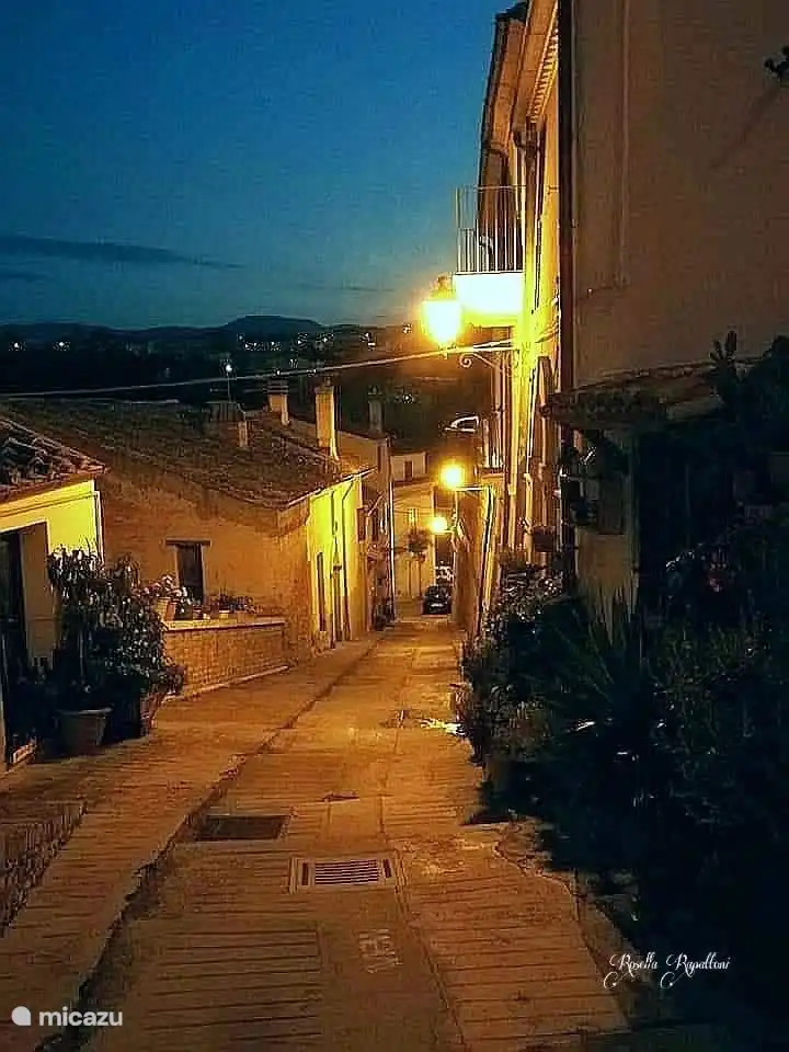 Bei Nacht über Montelauro