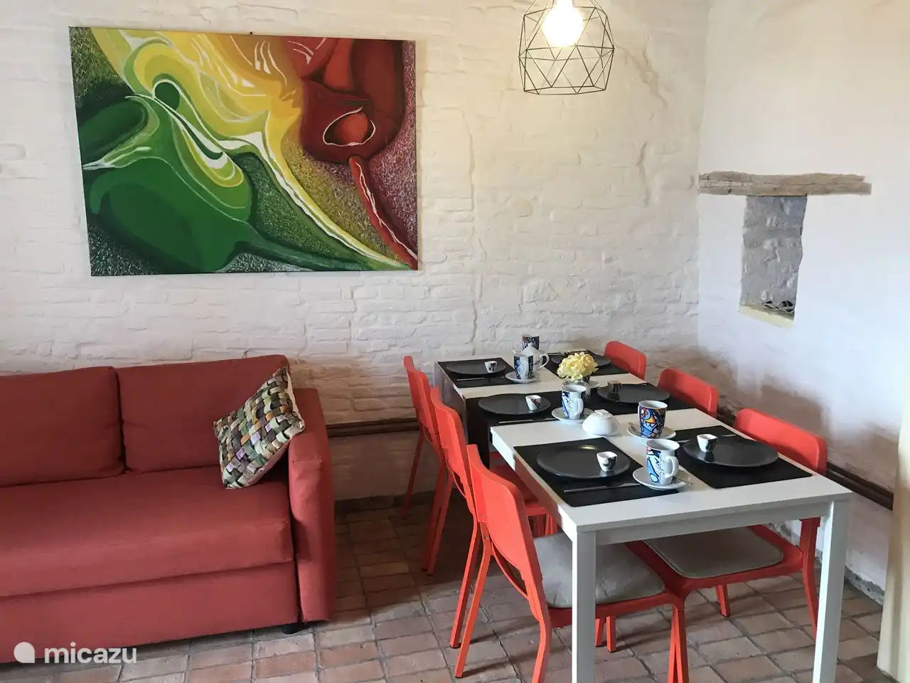 der gemütliche Essbereich mit ausziehbarem Esstisch