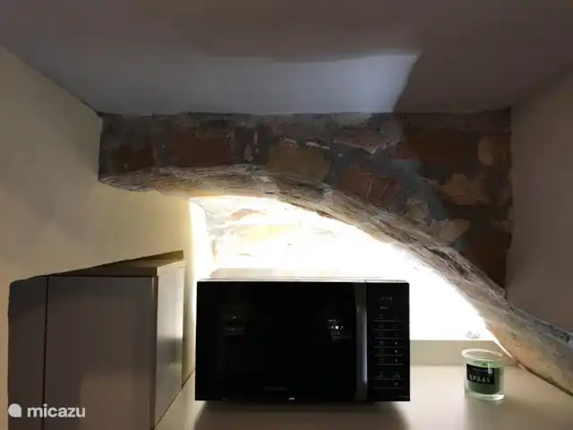 Casa Di Martil en Italia, Abruzos, Loreto Aprutino - casa vacacional El horno, la nevera y el almacenamiento.