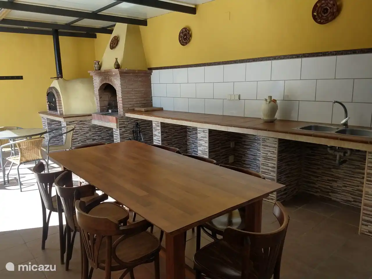 De ruime overdekte buitenkeuken