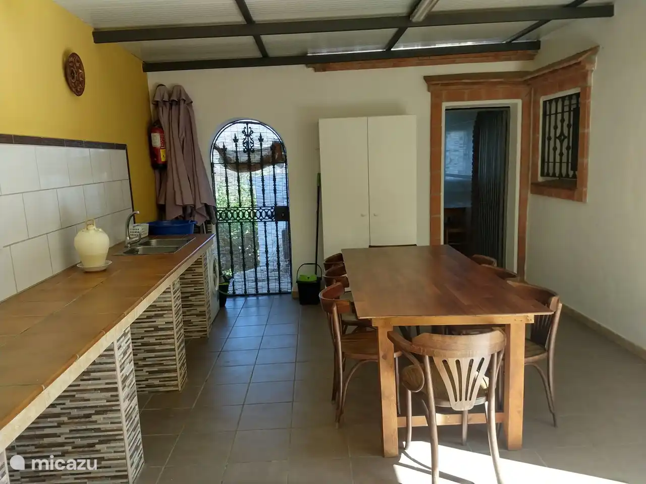 Buitenkeuken en achter ingang van de villa