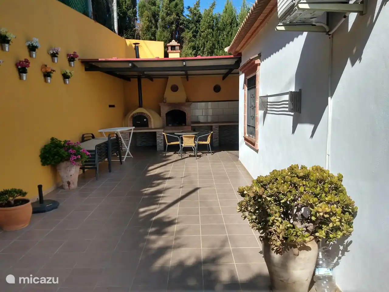 Zijkant van de villa