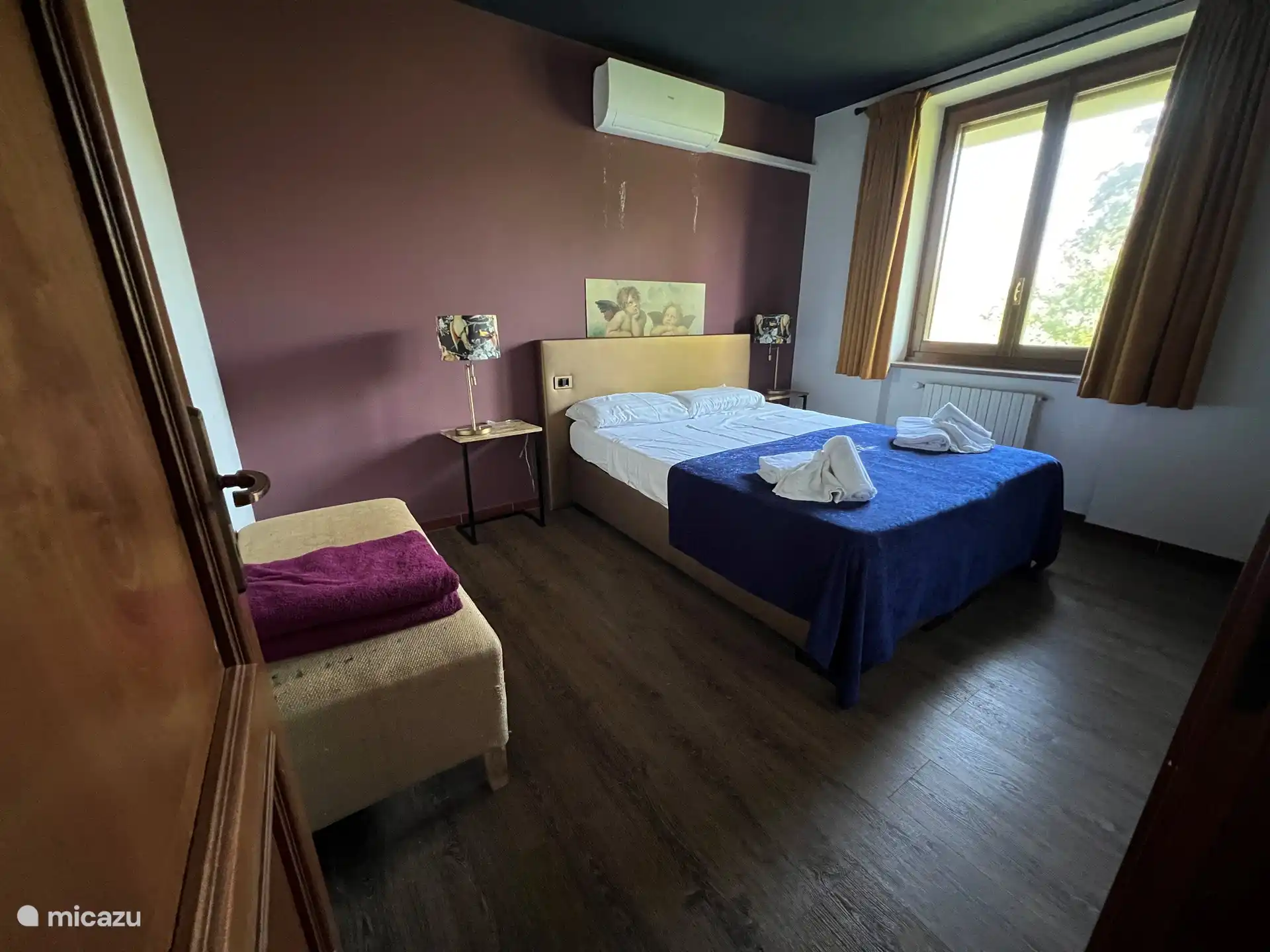 Es gibt zwei dieser Schlafzimmer. Beides ist in Bezug auf Layout und Farben gleich.  Und zwischen diesen beiden Räumen befindet sich ein Badezimmer 