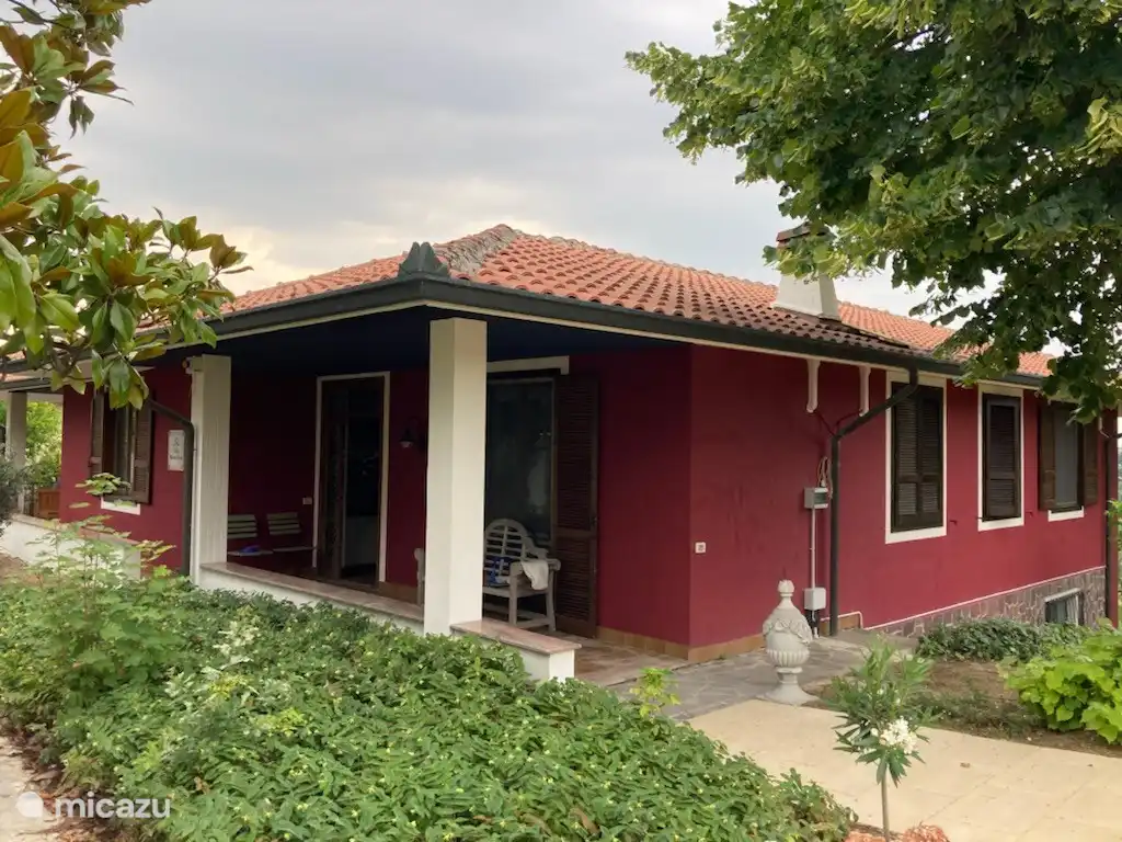 Villa mit Vorderansicht. überdachte Terrasse