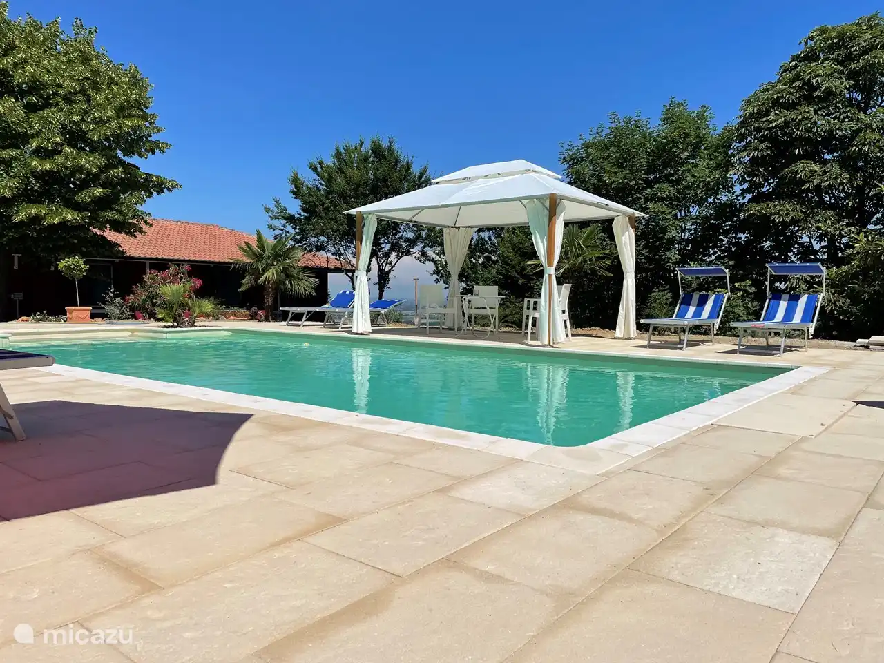 Schwimmbad mit Partyzelt