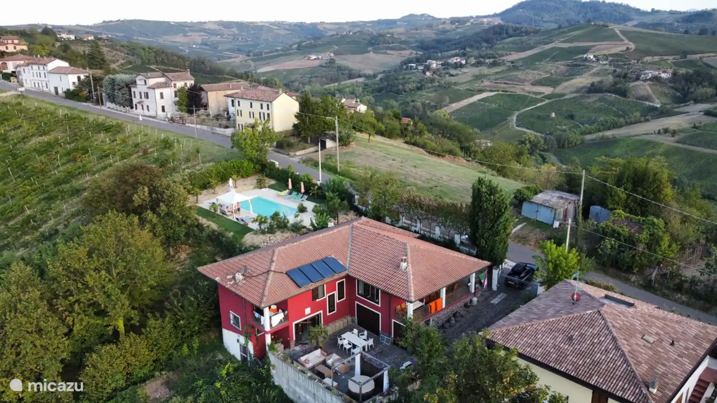 Luftaufnahme der Villa und des Pools