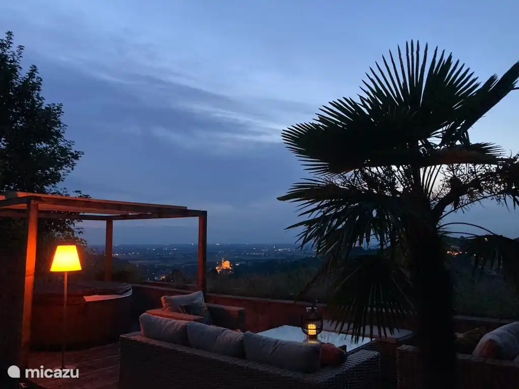 Abendansicht hinter Terrasse