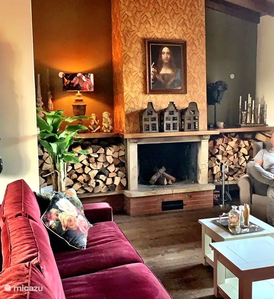 Wohnzimmer mit Kamin