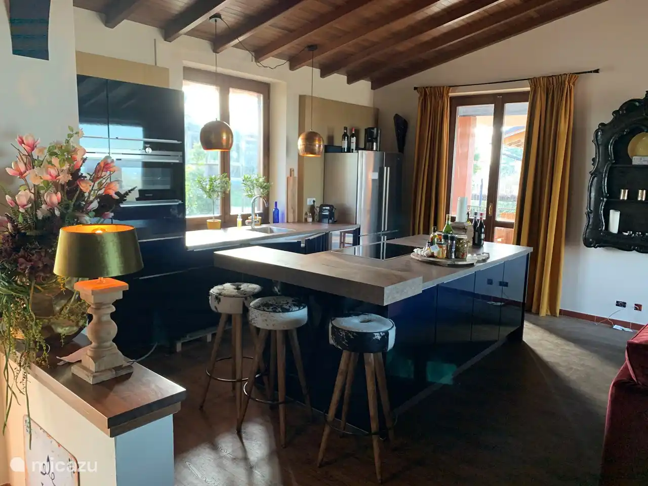 Küche mit zentraler Kochinsel