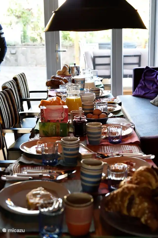 Große Kantine, geeignet für lustige Abendessen mit Freunden oder großes Frühstück