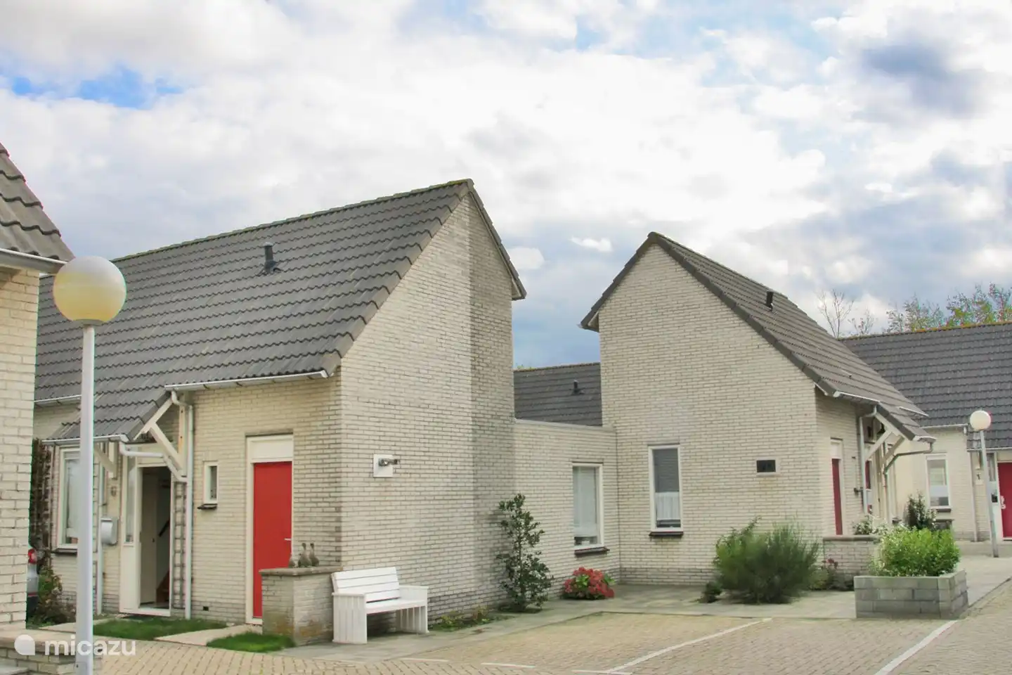 situé dans un petit parc