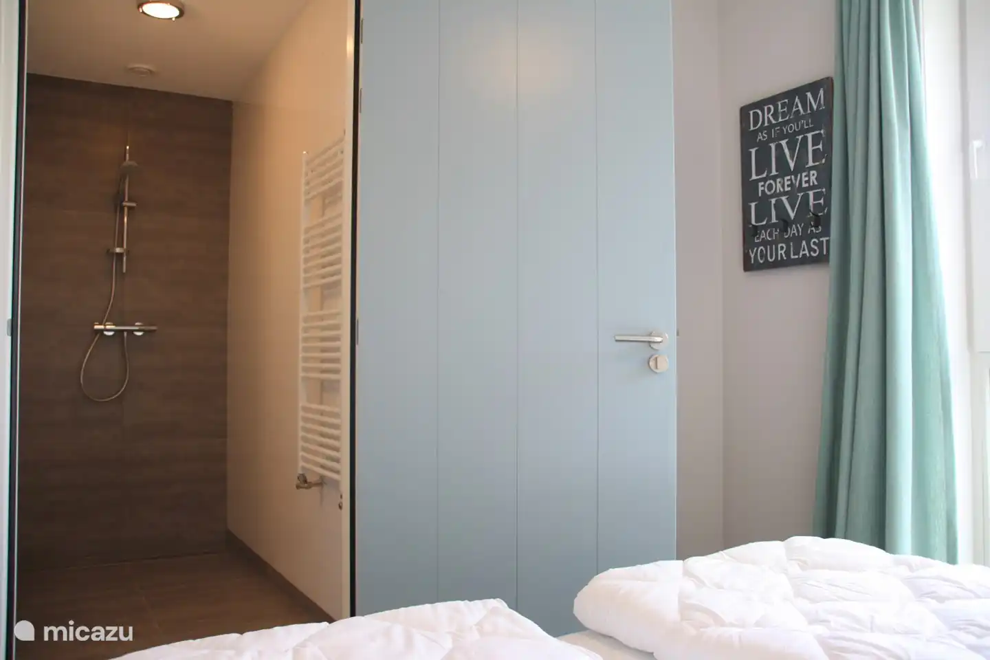 chambre du bas avec salle de bain