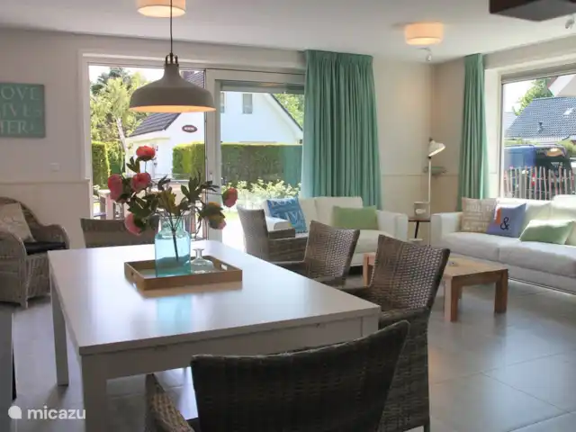 Maison des dunes 40 ouest | Pays-Bas, Hollande du Nord, Saint Martin - villa table à manger avec chaises et banc