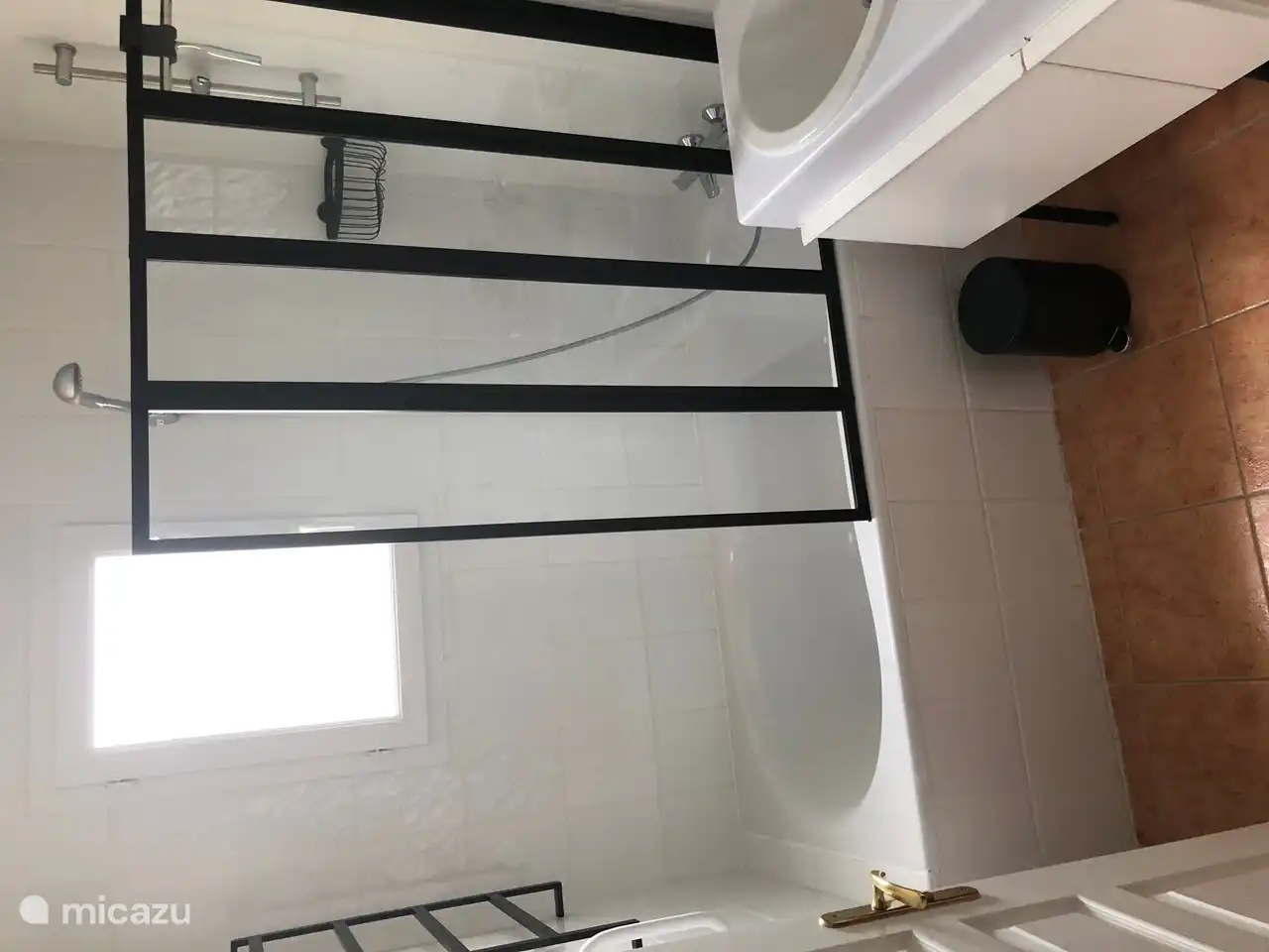 Badezimmer mit Badewanne im ersten Stock