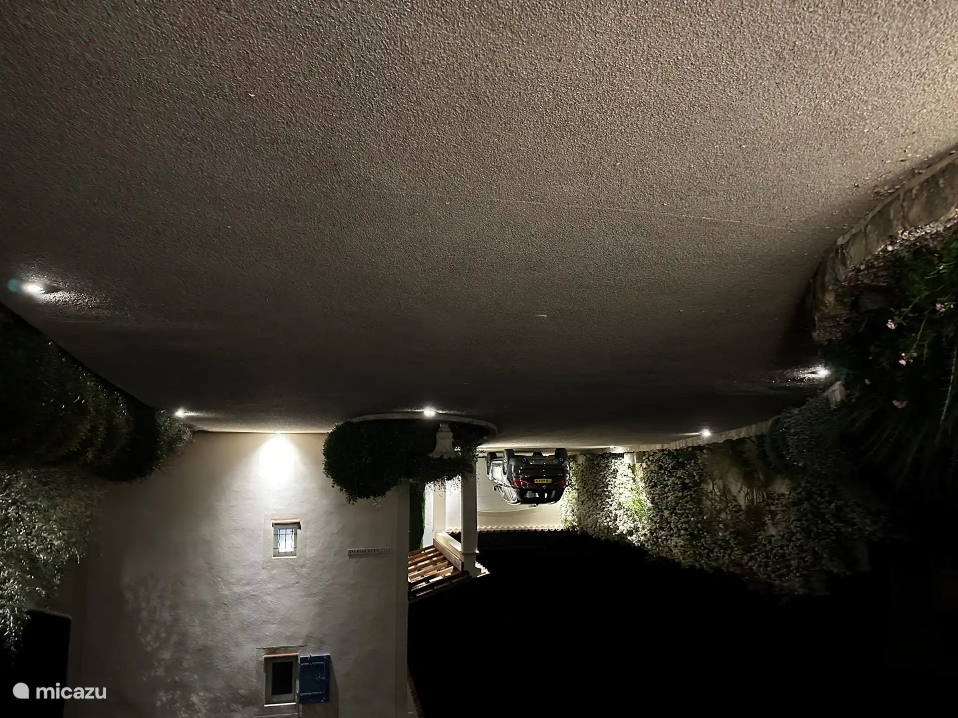 Einfahrt mit Beleuchtung 