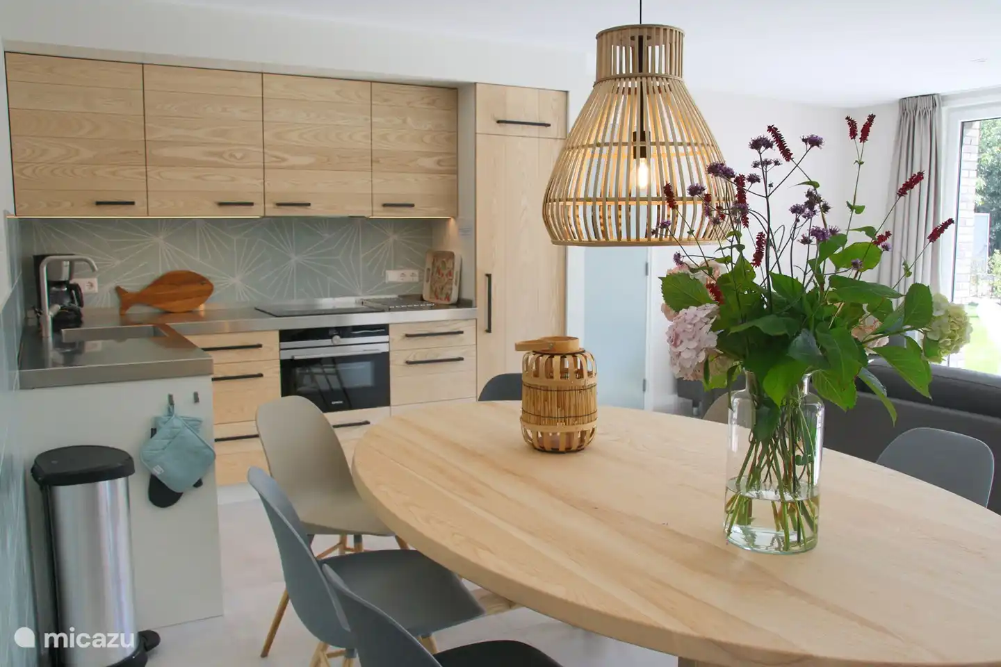 delicious dining at the oval table