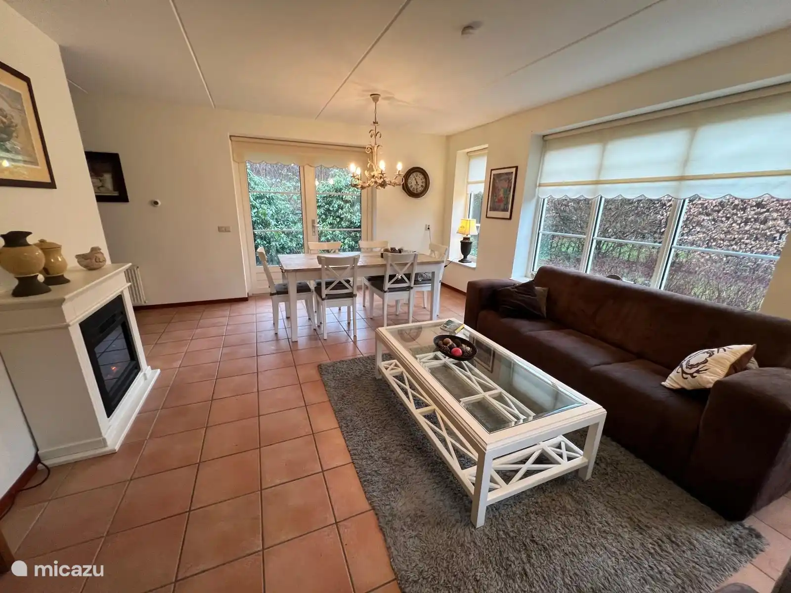 Gemütliches Wohnzimmer mit elektrischem Kamin mit Flammeneffekt
