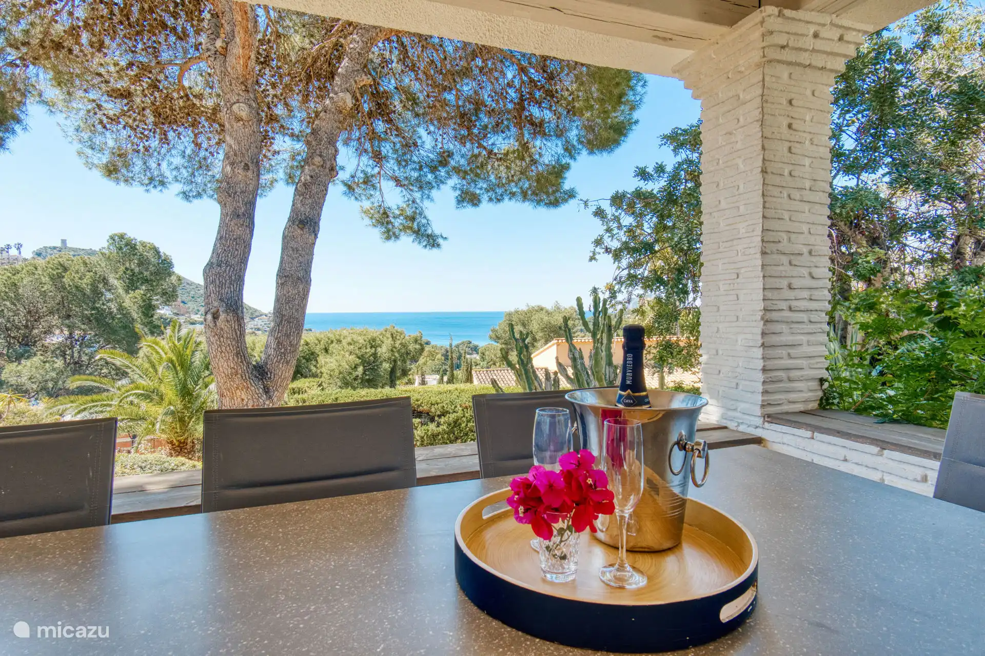 Terrasse de table à manger au rez-de-chaussée