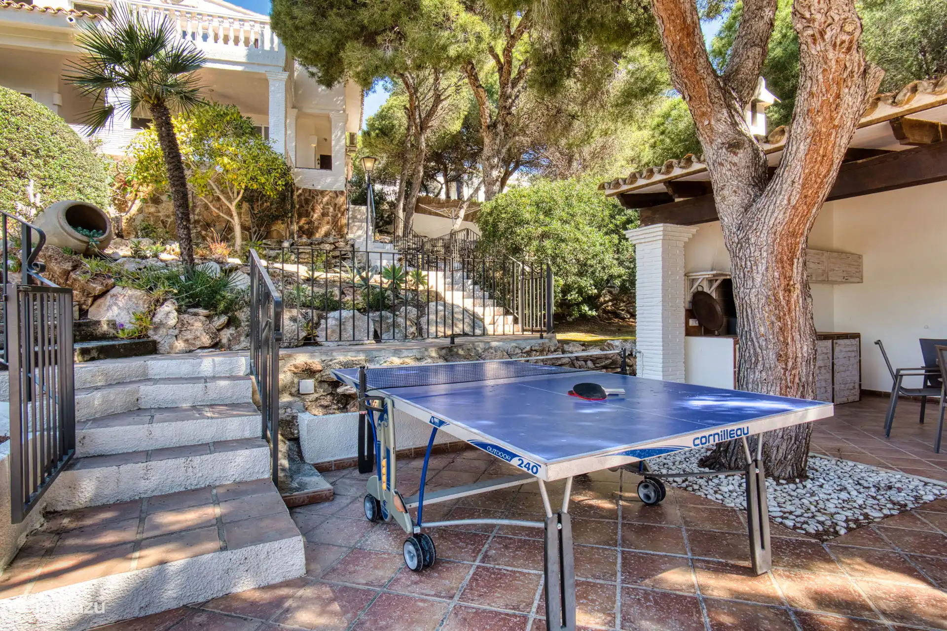 Piscine en terrasse / cuisine extérieure