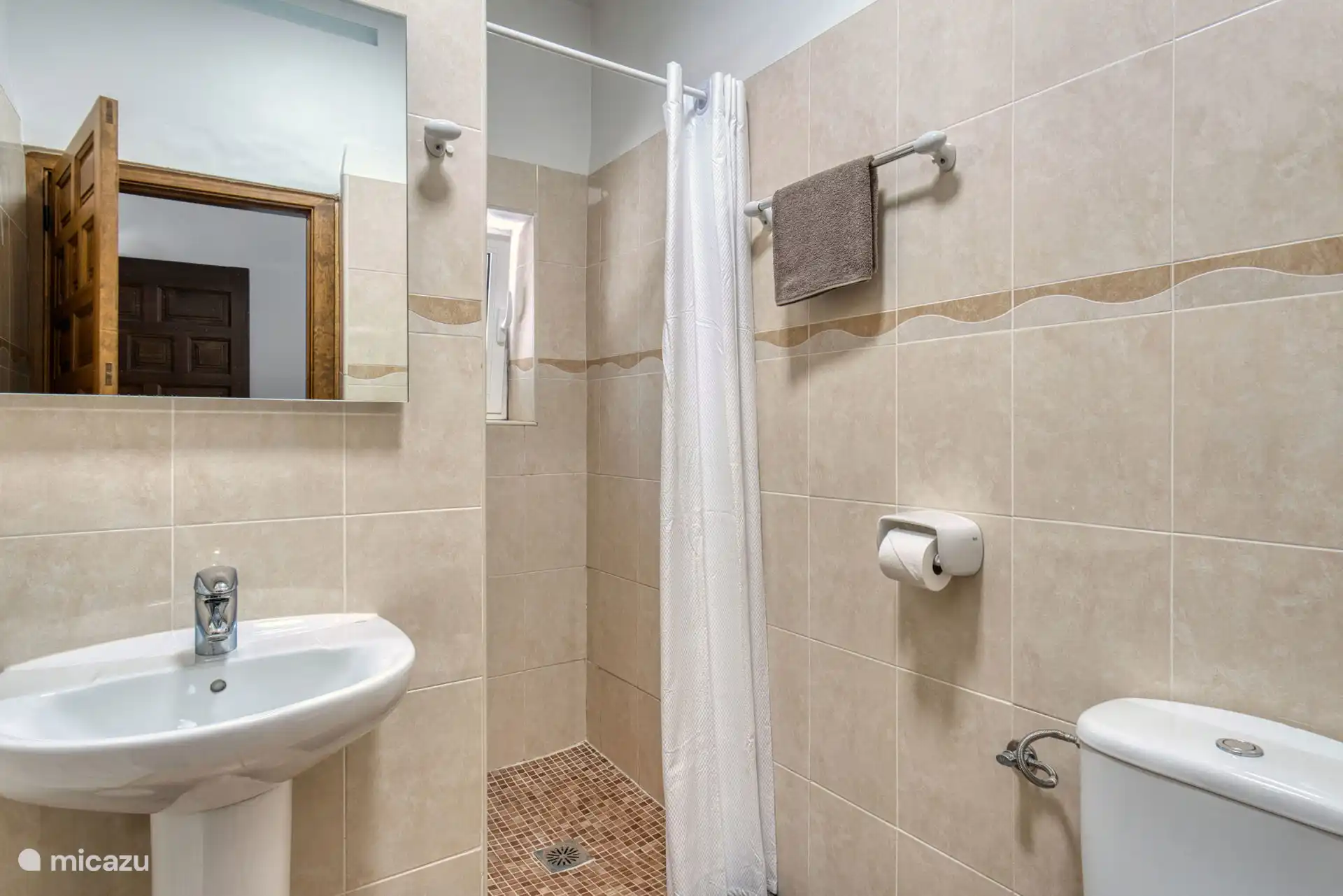 Douche / toilettes au rez-de-chaussée