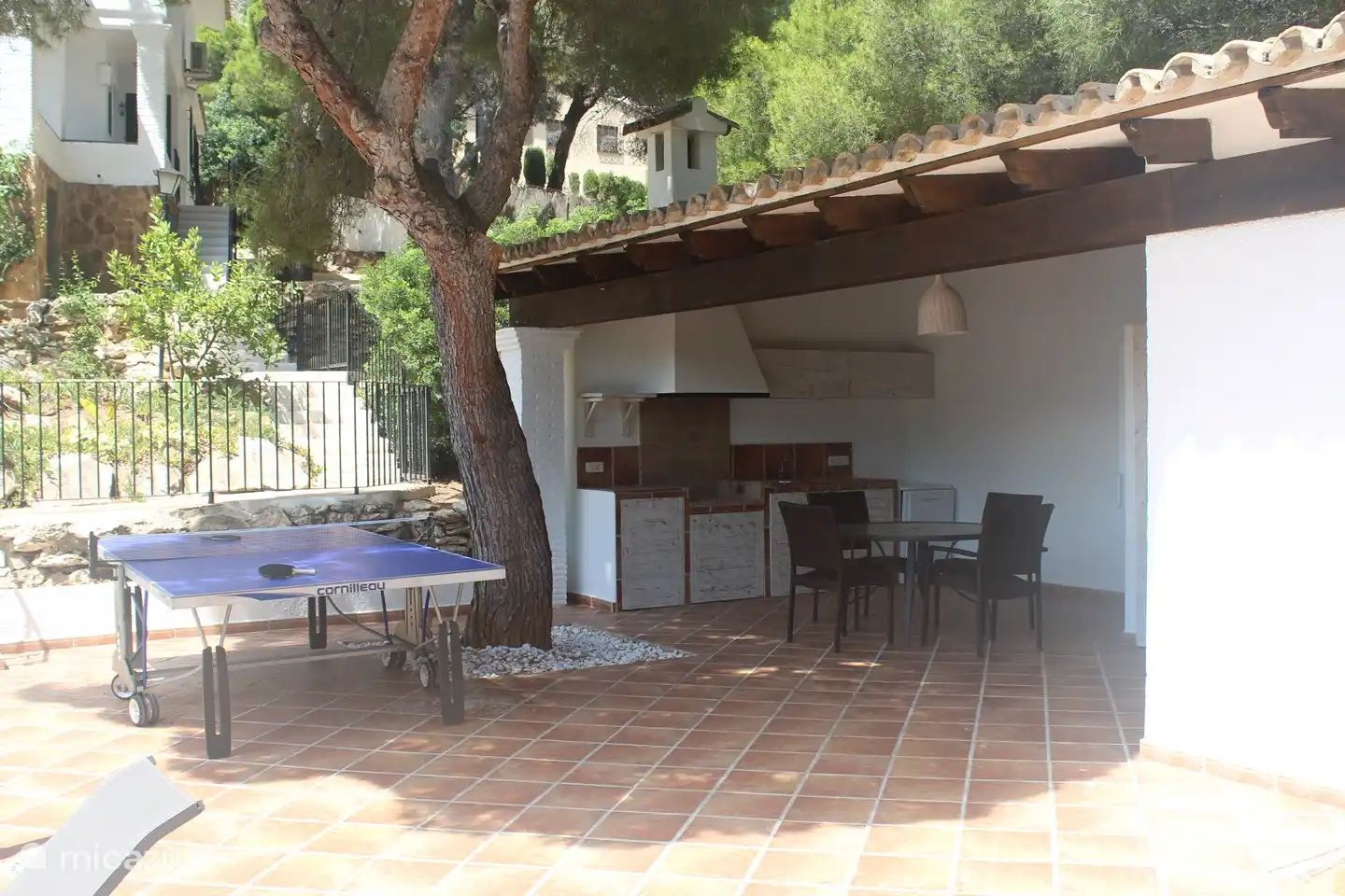 Casa de la piscina con cocina al aire libre