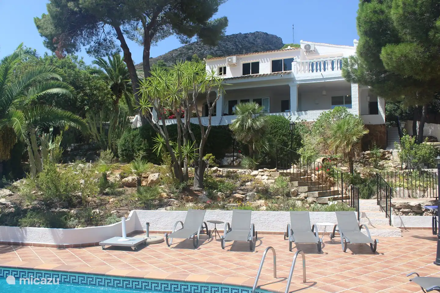 Villa del lado sur y terraza con piscina